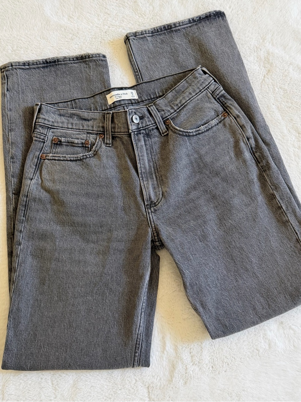 Abercrombie & Fitch The baggy Low Rise Straight-Leg Jeans - Picture 5 of 5